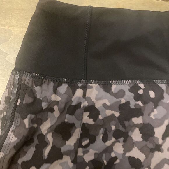 Athleta Running Free Printed Short Refracted Camo Athletic Quick Dry 3.5” Small - Picture 2 of 5
